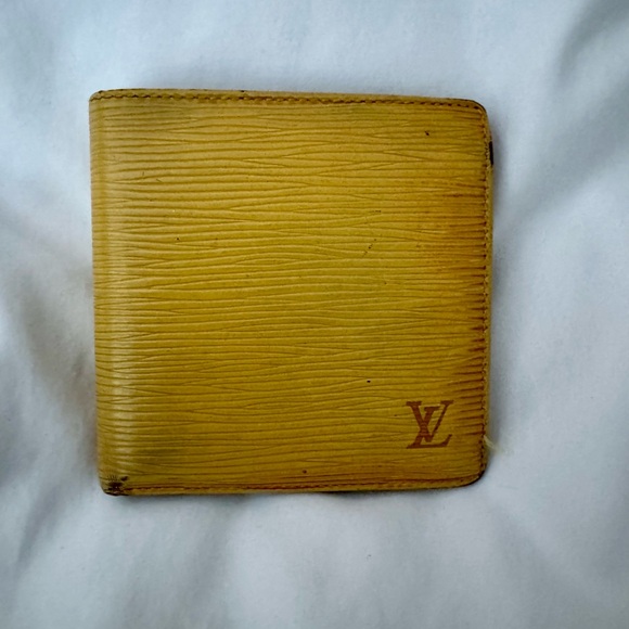✨Authentic LV Epi Bifold Wallet✨ - Picture 1 of 9